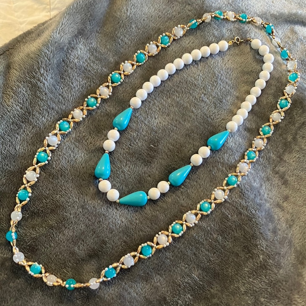 Teal and White Beaded Necklace Set with Elegant Design